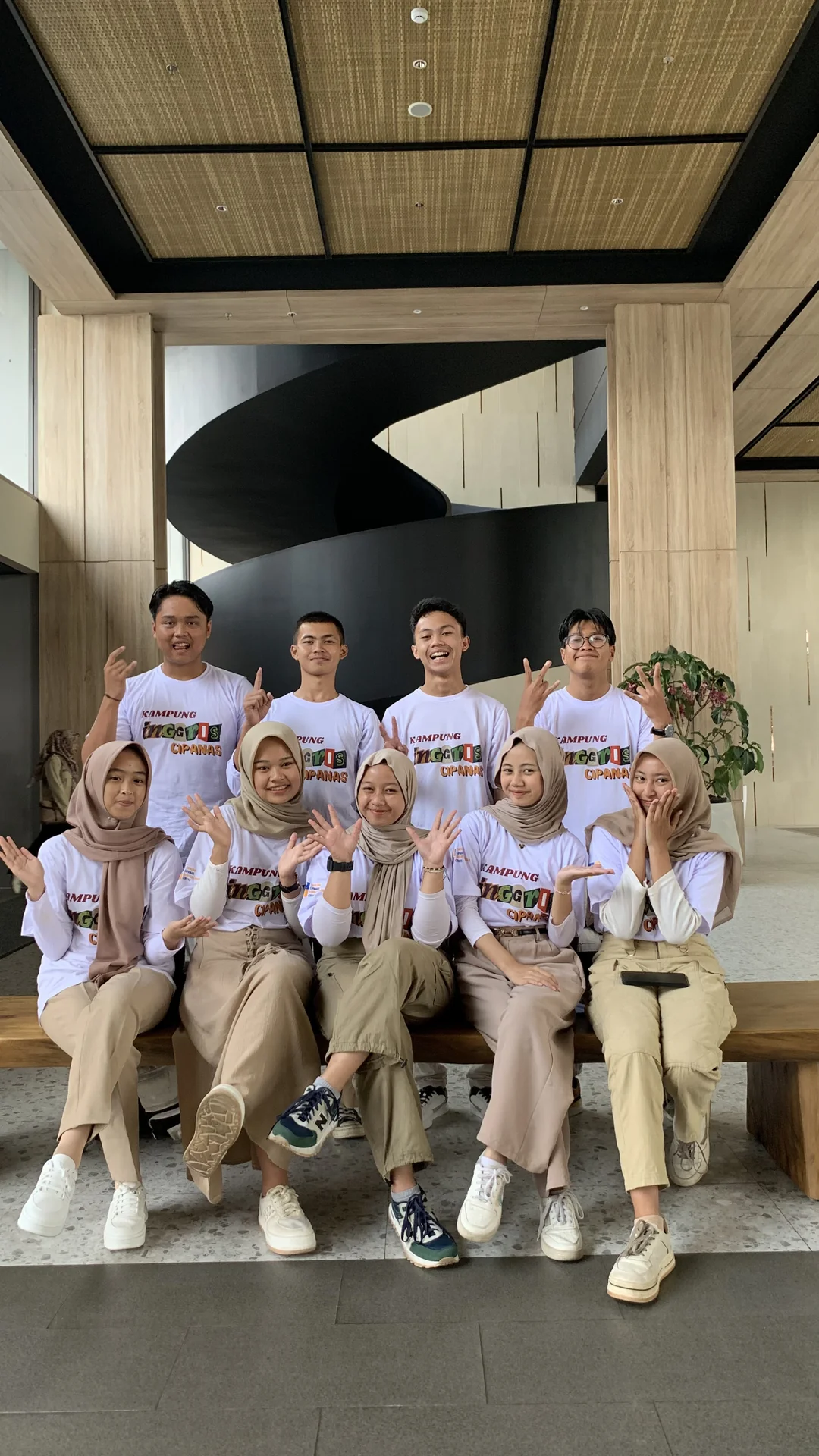 Siswa Kampung Inggris Cipanas berfoto bersama mengenakan kaus komunitas.