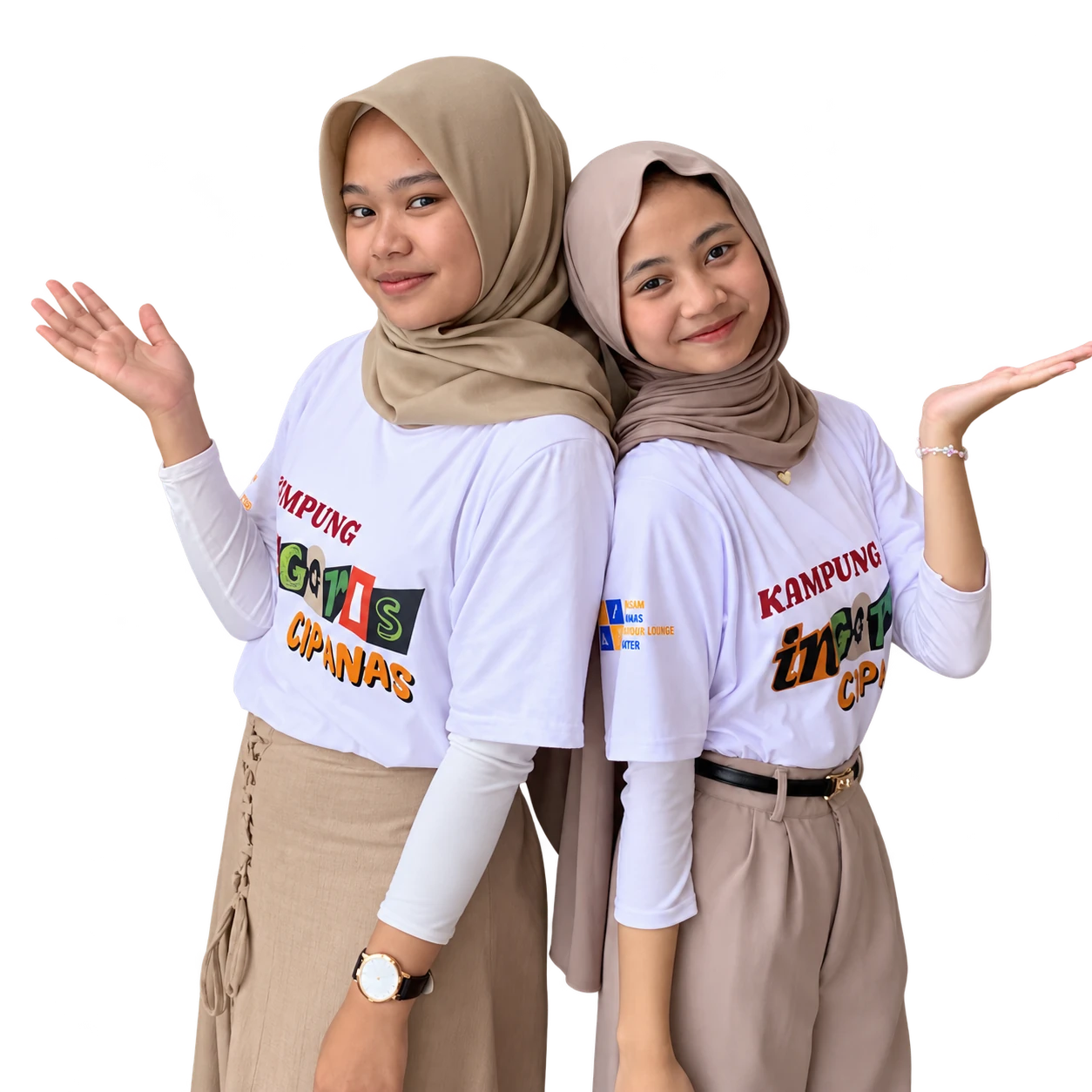 Dua perempuan dari Kampung Inggris Cipanas tersenyum menyambut pengunjung.