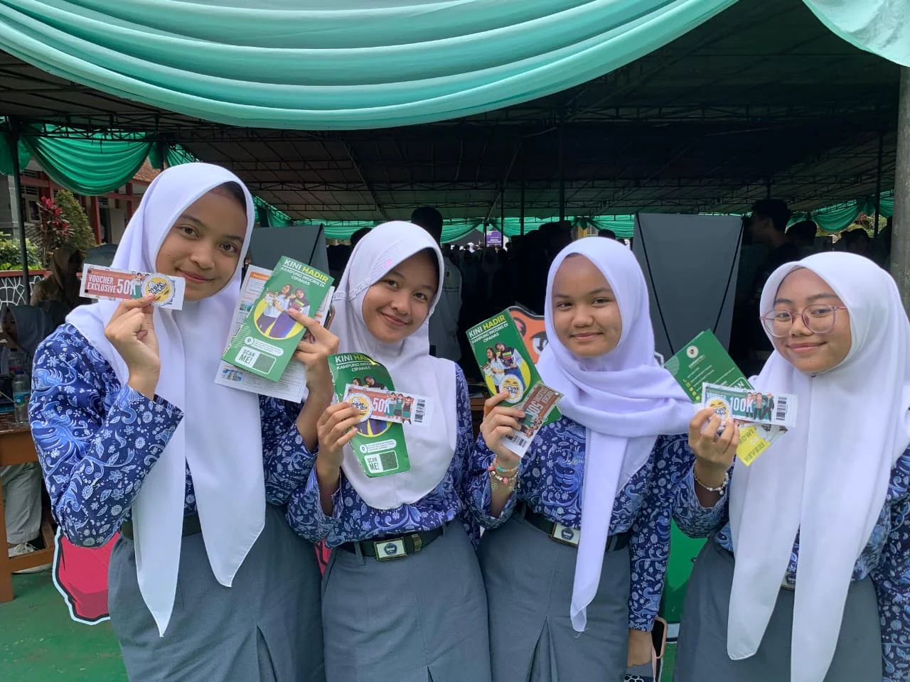 Peserta menunjukkan materi belajar dalam kegiatan bersama.