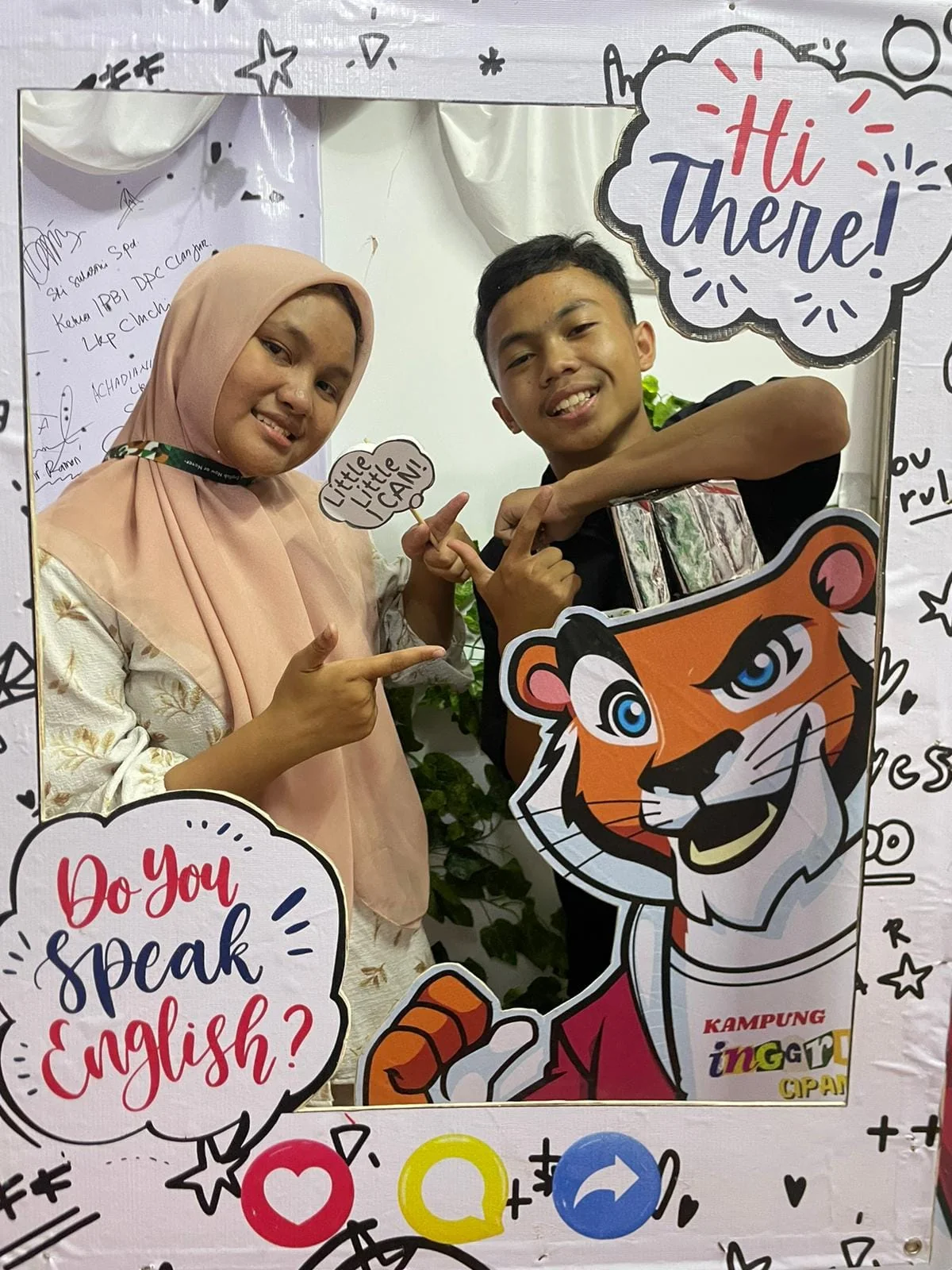 Dua peserta berpose dalam kegiatan English KIC.