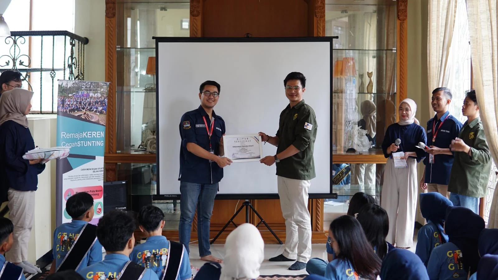 Penyerahan sertifikat dalam kegiatan kolaborasi.