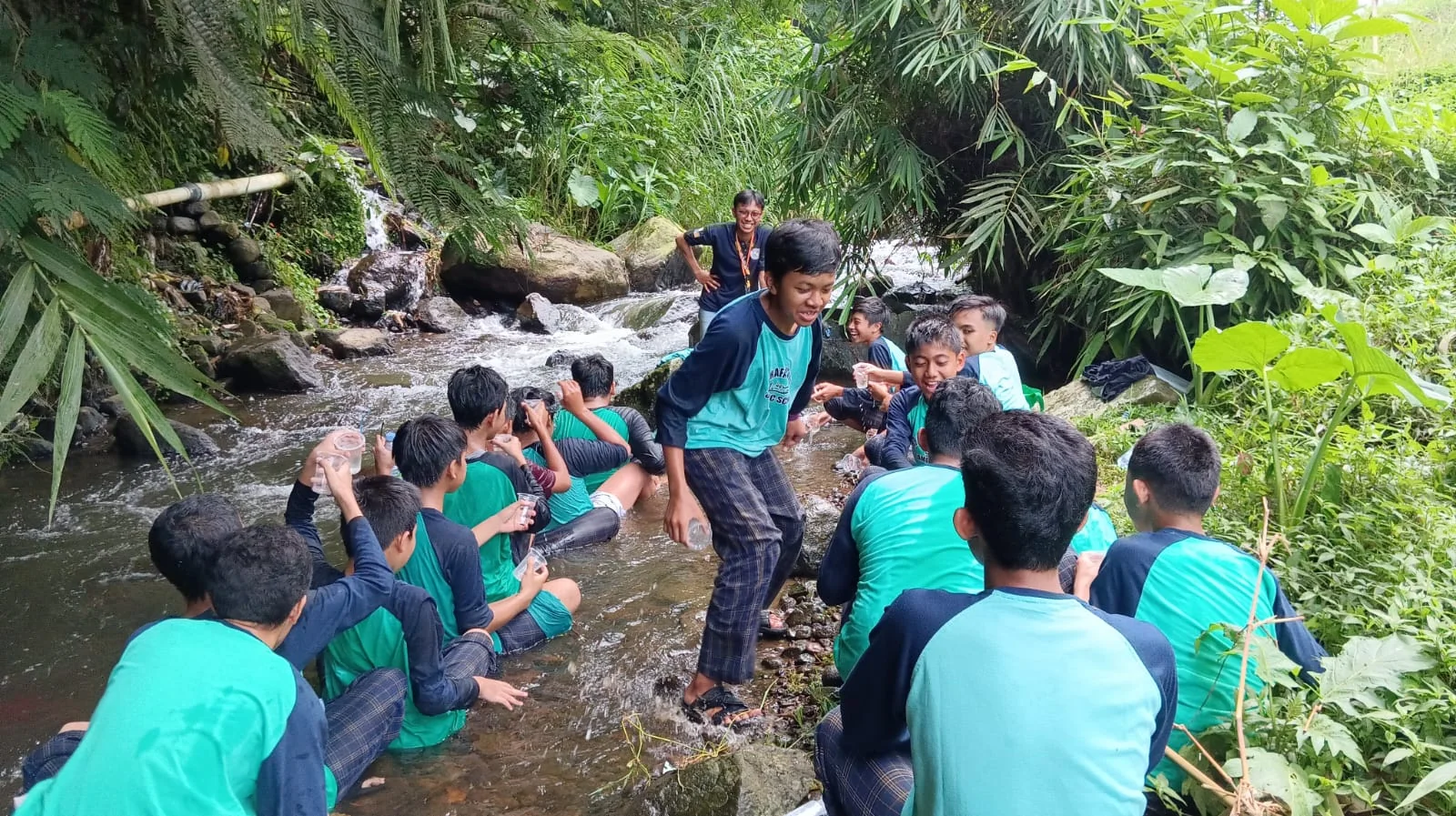Siswa KIC menikmati kegiatan kebersamaan di alam Cipanas.