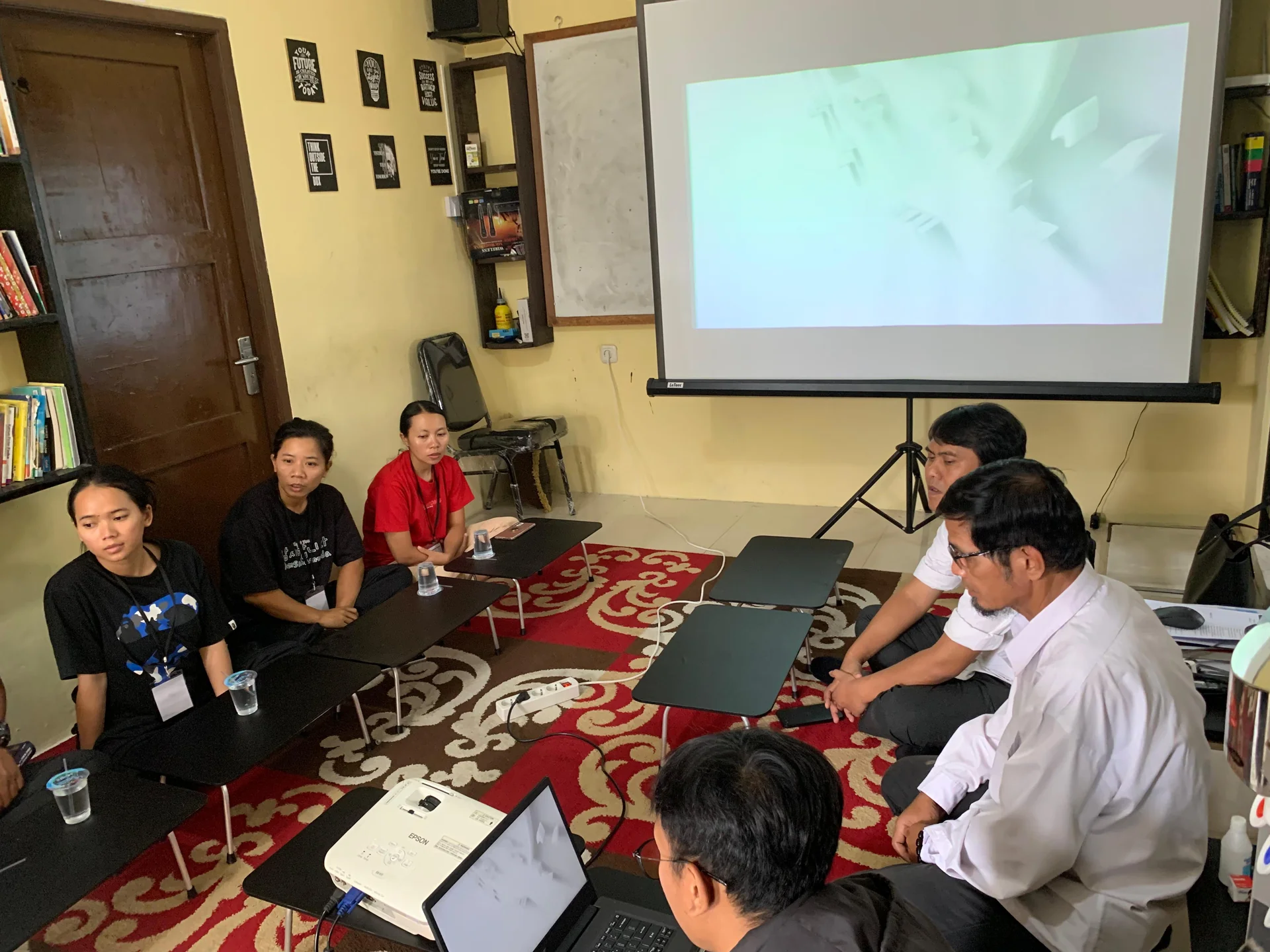 Siswa berlatih berbicara dalam kegiatan belajar English.